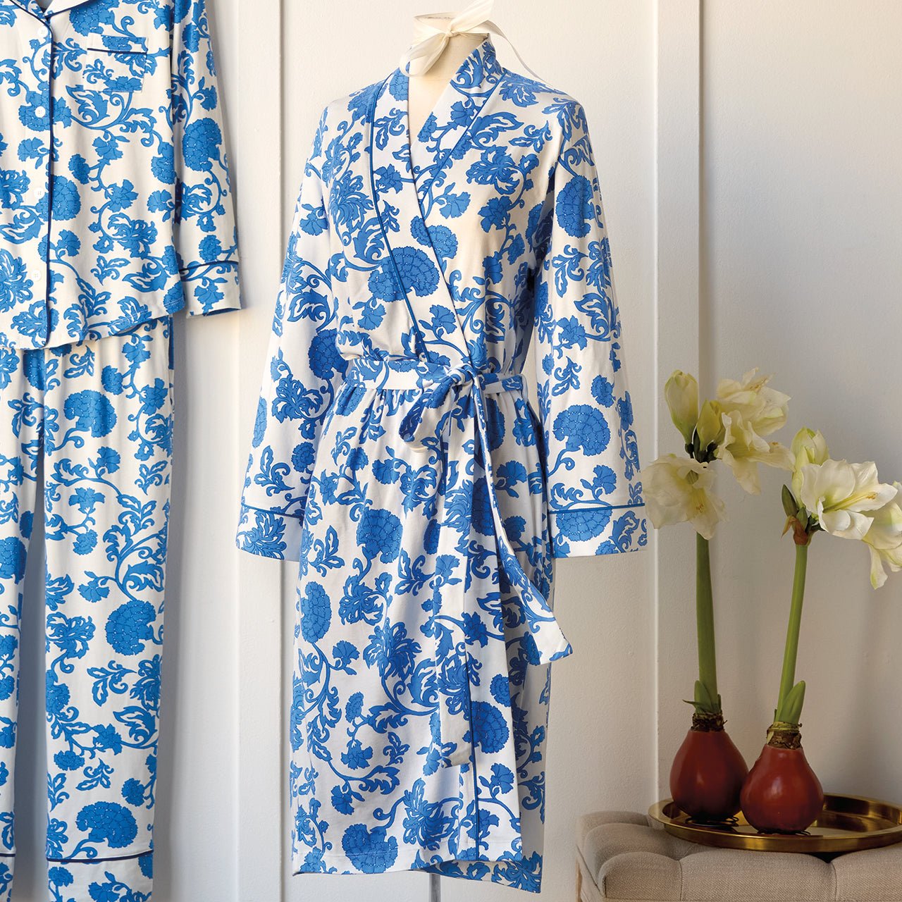 Blue \u0026 White Chrysanthemum Robe – Monticello Shop